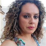 Docente di inglese impartisce lezioni di lingua a studenti di scuole di ogni ordine e grado